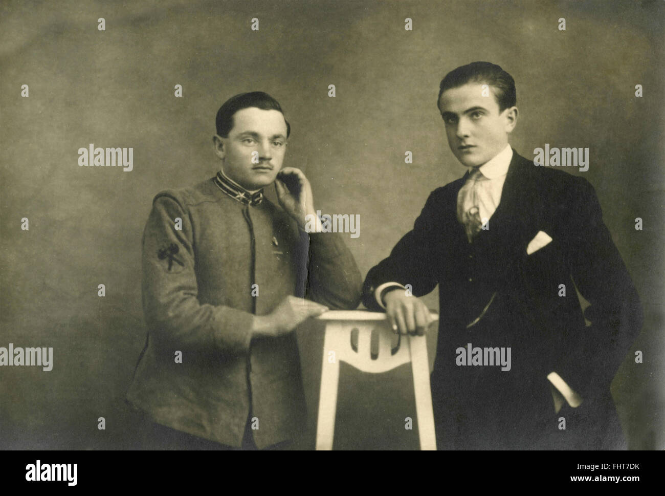 Ritratto di due ragazzi e un militare, Italia Foto Stock