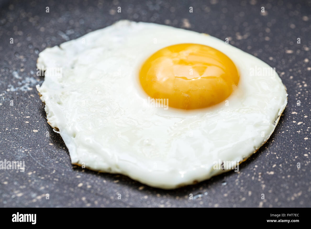 Uovo fritto in padella. Foto Stock