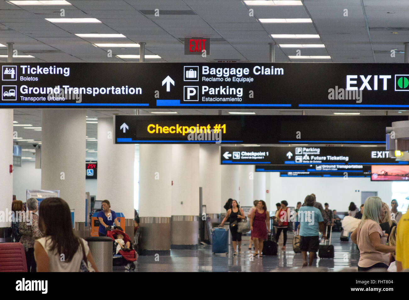 Concourse segni all'aeroporto di Miami Foto Stock