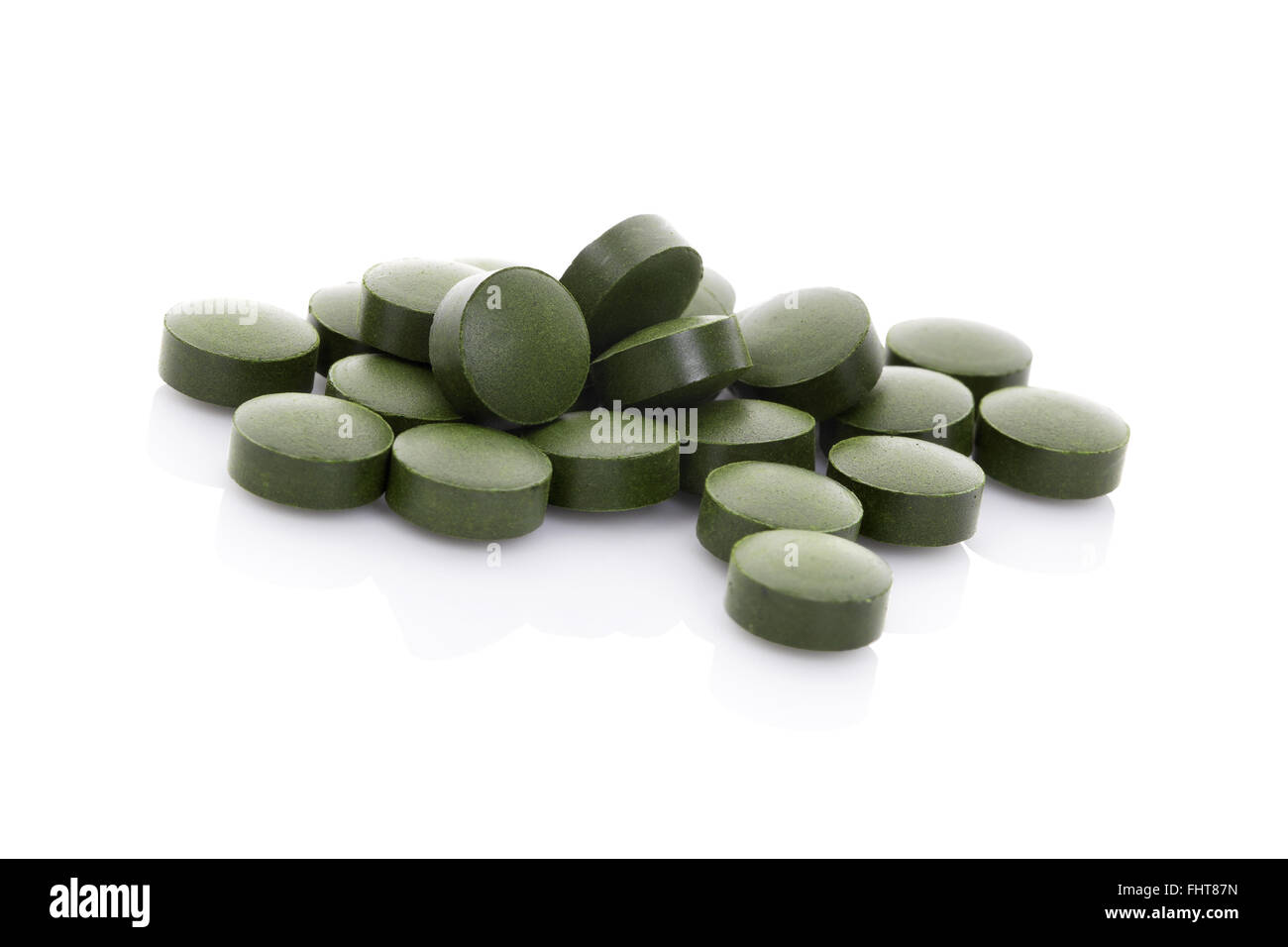 Pillole di verde isolato su sfondo bianco. Foto Stock