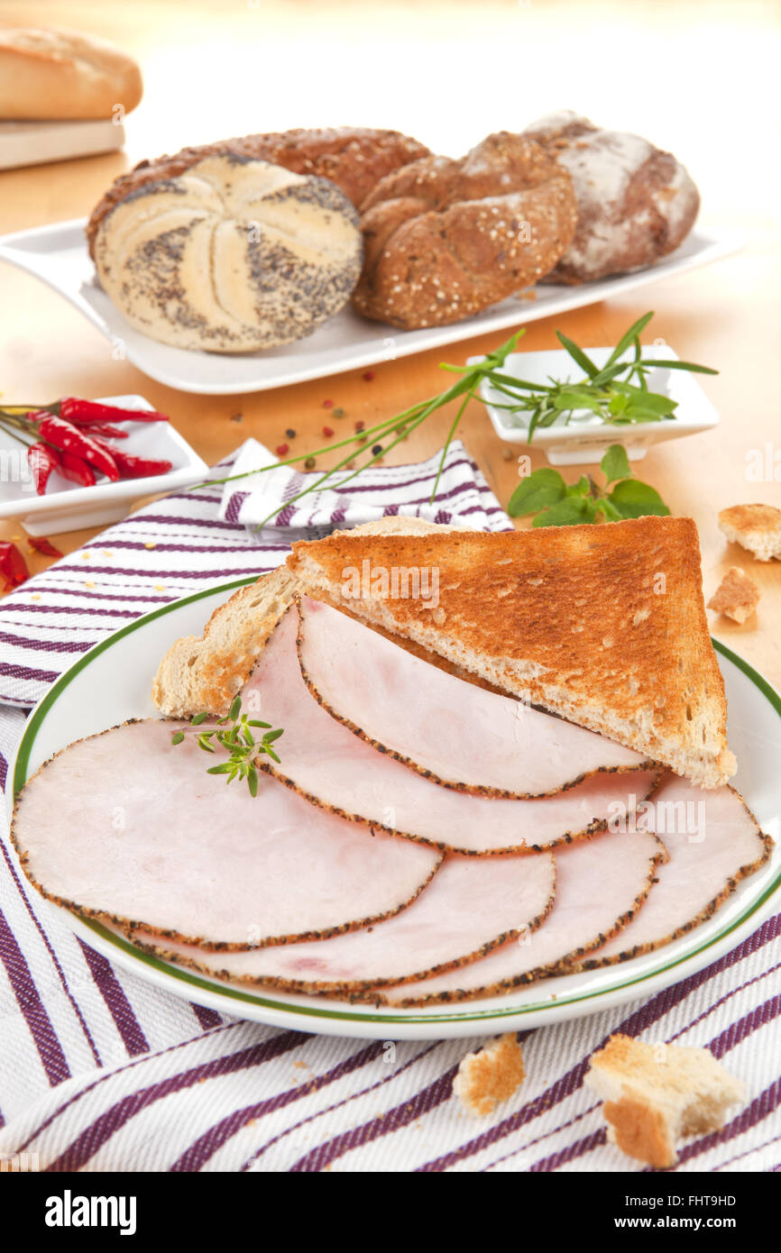 La Turchia le fette di prosciutto con il pane. Foto Stock