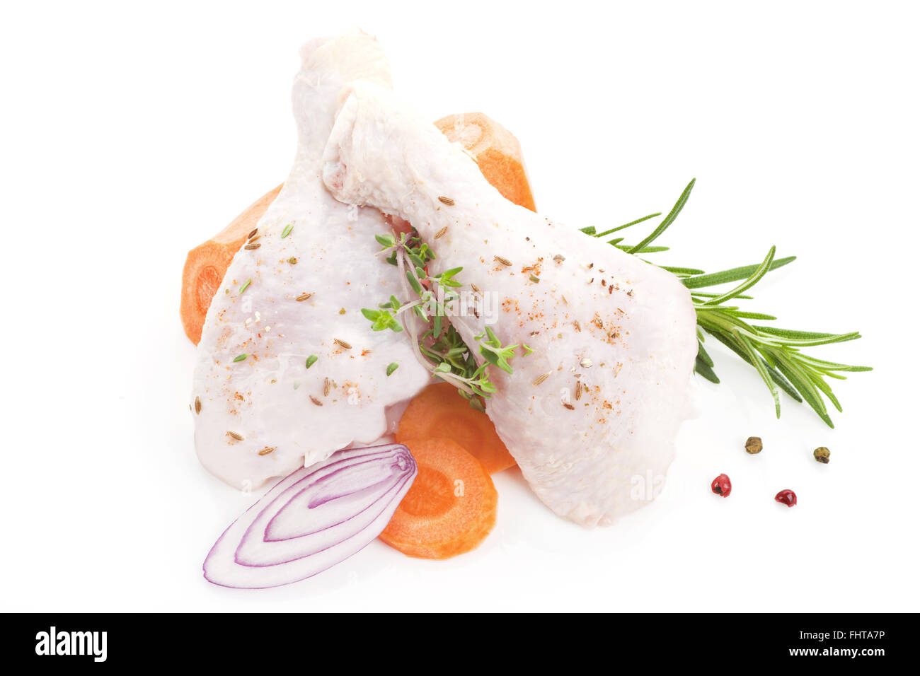 Cosce di pollo con verdure isolato. Foto Stock