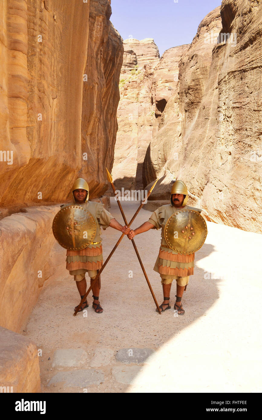 Petra, Giordania: due protezioni indossando il costume Nabatanean sull'ingresso del Siq di Petra. Petra è uno del mondo 7 meraviglie Foto Stock