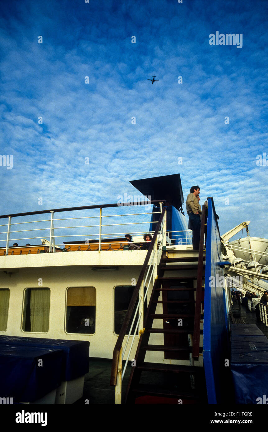 Viaggiando da Holyhead a Dublino sul B&I ferry a metà anni ottanta, con l'aereo che ci passa sopra la testa, da qualche parte nel mare d'Irlanda. Scansione da 35mm trasparenza. Foto Stock