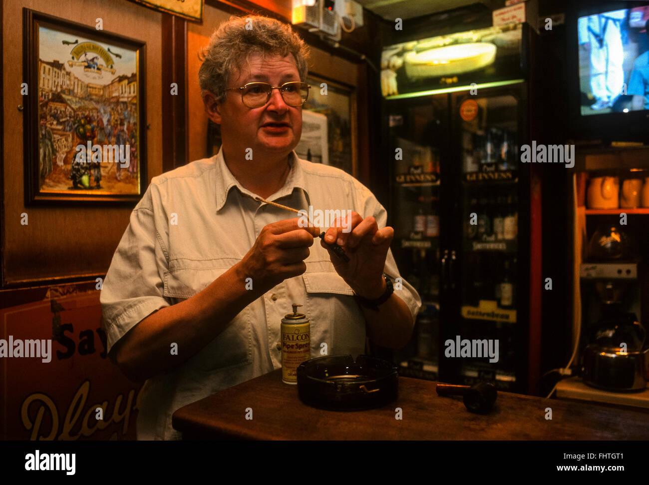 Edward Gaughan nel suo bar per la pulizia e il riempimento di una tubazione. Ballina, nella contea di Sligo, 1995. Scansione da 35mm trasparenza. Foto Stock