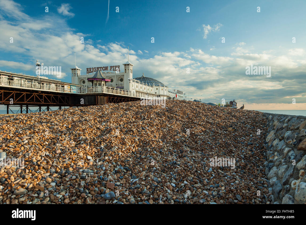 Pomeriggio invernale al Molo di Brighton, Regno Unito. Coperchio di ciottoli groyne dopo una recente tempesta. Foto Stock