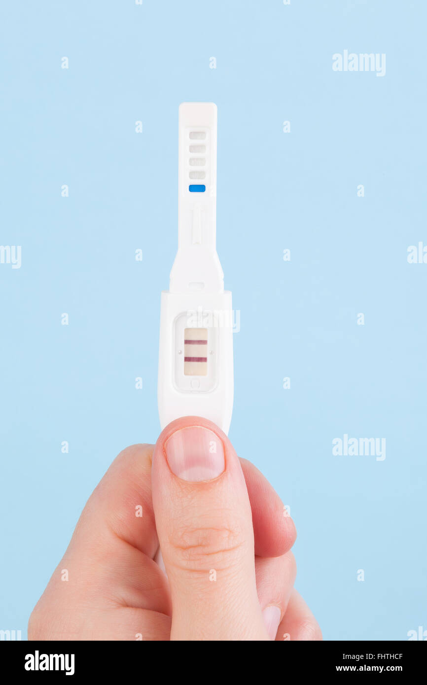 Padre azienda test di gravidanza isolato. Foto Stock