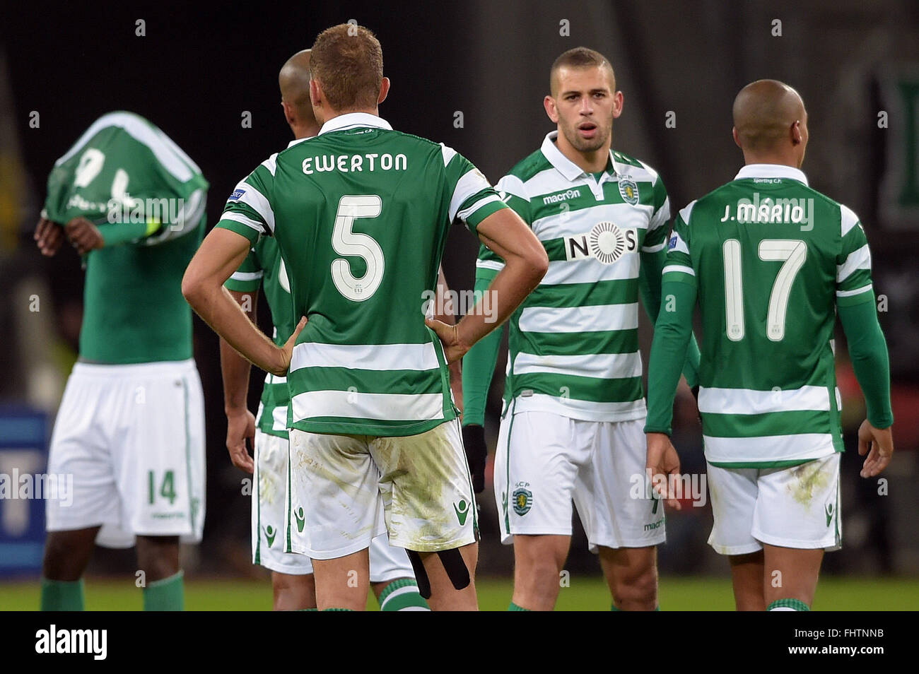 Di Lisbona William Carvalho (L-R), Ewerton Islam Slimani e Joao Mario reagire dopo la gara di Europa League tra Bayer Leverkusen e Sporting CP a BayArena a Leverkusen, Germania, 25 febbraio 2016. Foto: Federico Gambarini/dpa Foto Stock