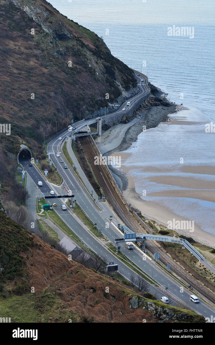 I veicoli che entrano il tunnel Penmaenbach sulla A55 North Wales coast road. Foto Stock