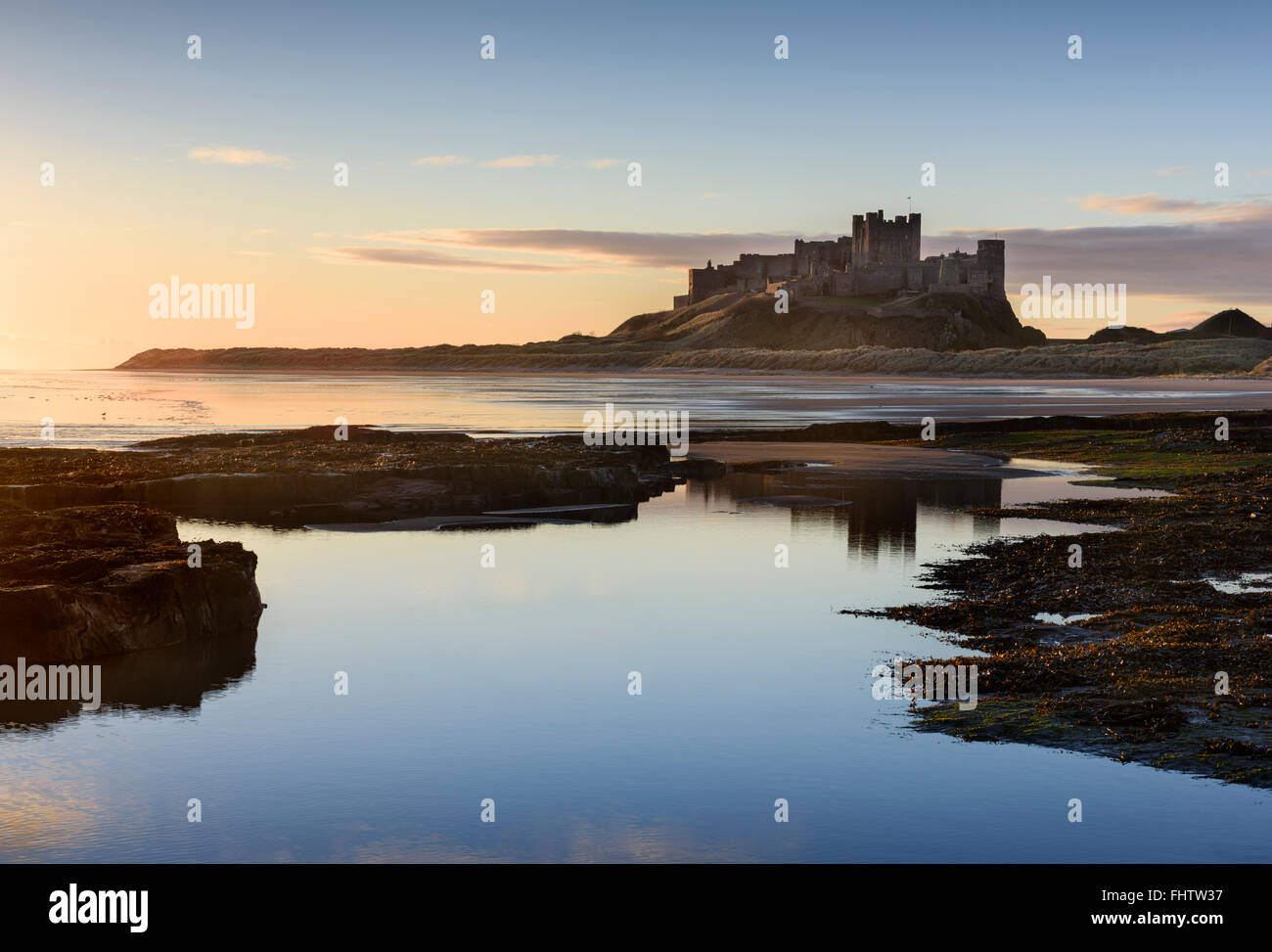 Alba al castello di Bamburgh sulla costa di Northumberland Foto Stock