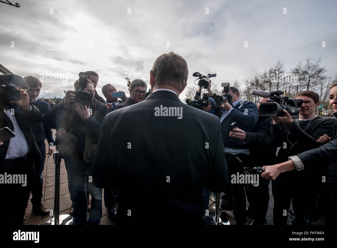 Co Mayo, Irlanda. 26 Febbraio 2016.Taoiseach (Primo Ministro irlandese) Enda Kenny e moglie Fionnuala esprimano il loro voto presso il seggio in St Anthony's School, Castlebar, County Mayo per il 2016 elezione generale.. - Wilkinstown, Navan, nella contea di Meath, Irlanda. Credito: Barry Cronin/Alamy Live News Foto Stock