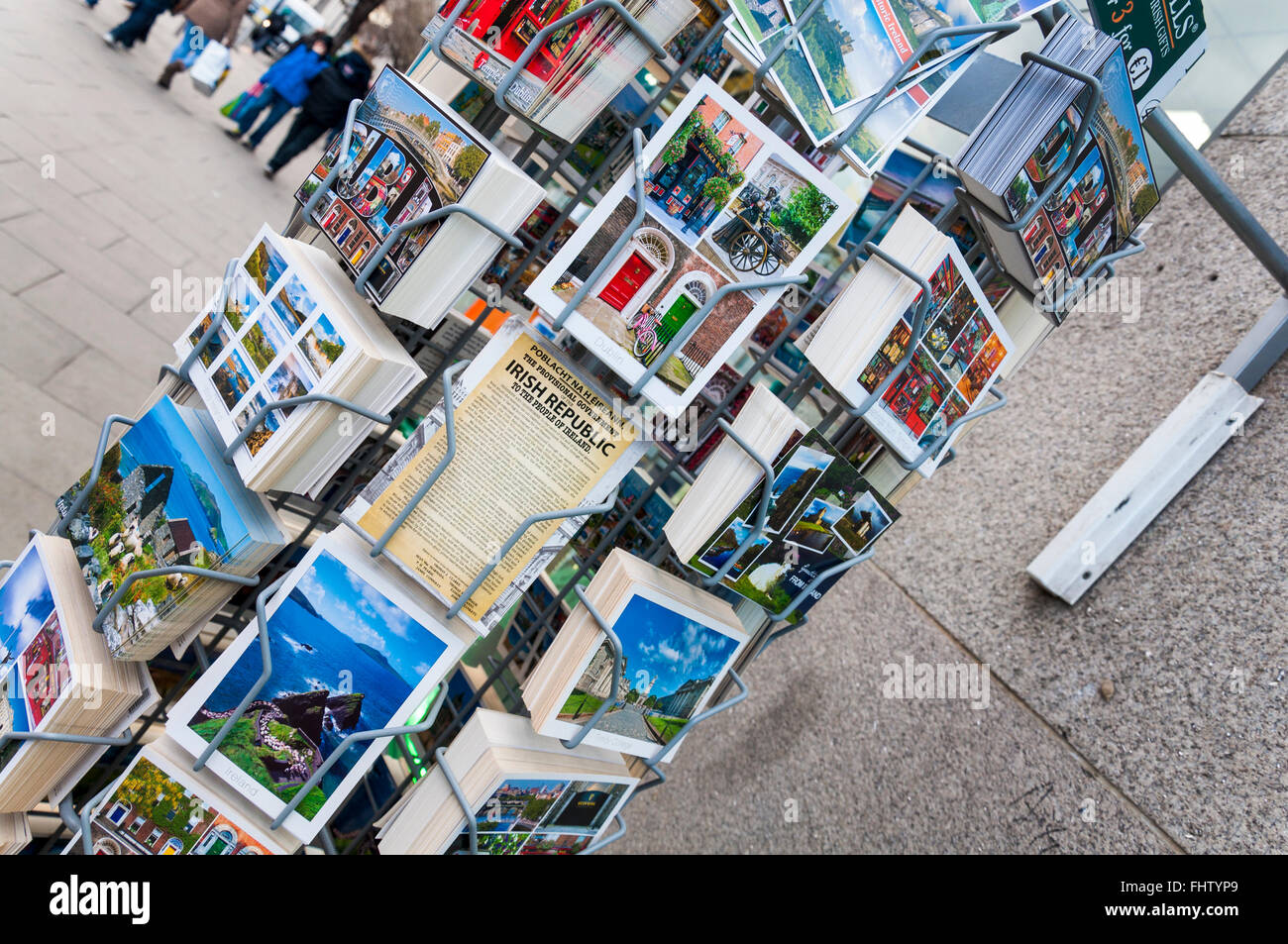 Cartoline display a Dublino in Irlanda tra cui un facsimile della proclamazione della repubblica. Foto Stock