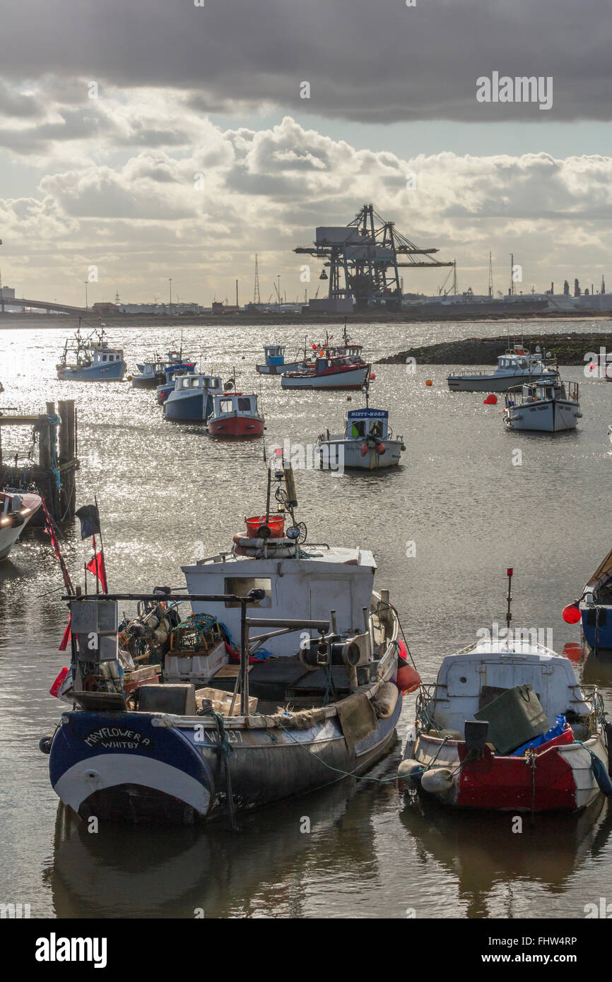 Barche da pesca ormeggiate su Paddy's Hole, Sud Gare, Redcar e Cleveland, febbraio 2016. Foto Stock