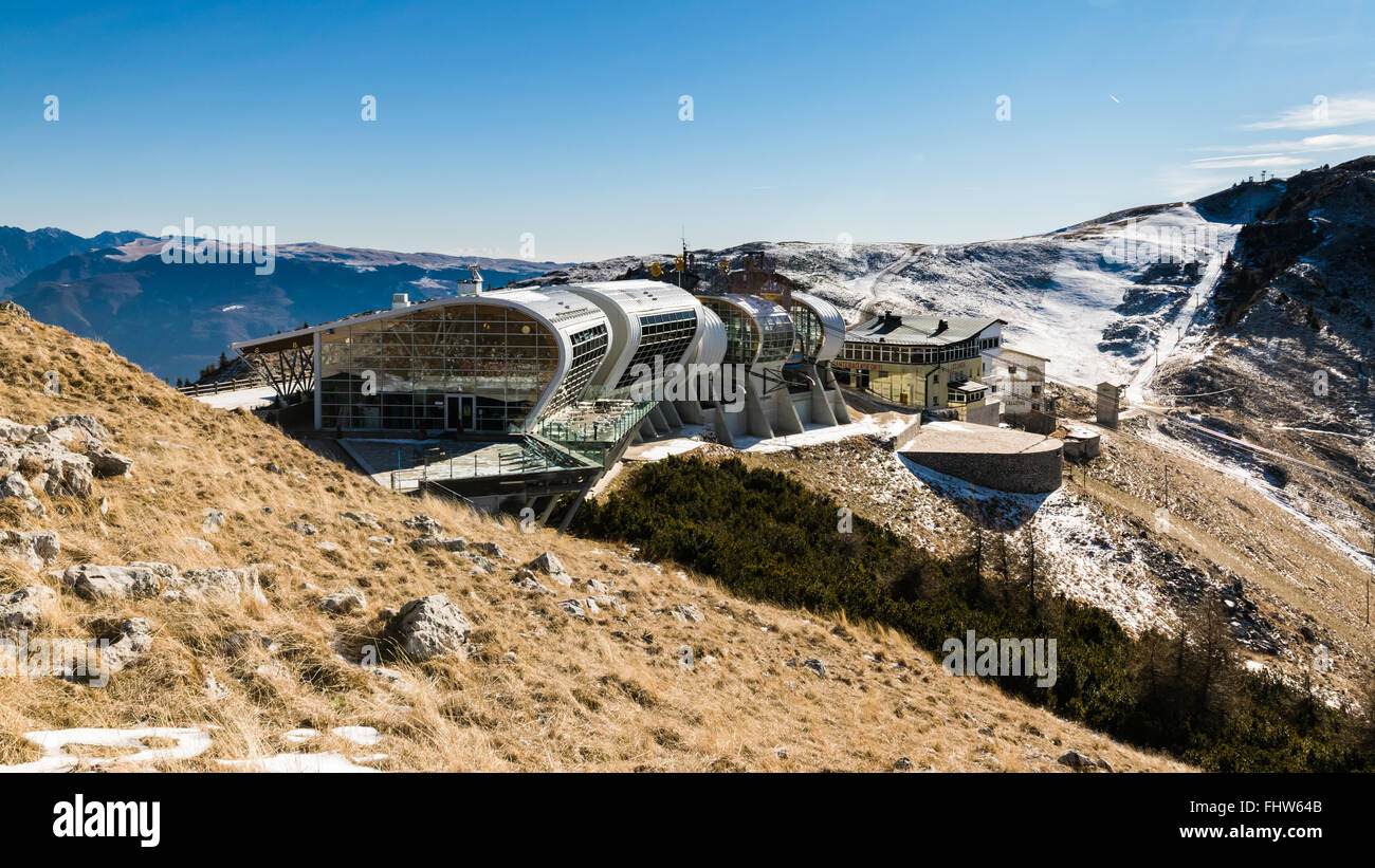 Stazione di montagna vista della Funivia Malcesine Monte Baldo, una delle funivie più moderni e avanzati al mondo con i suoi Foto Stock