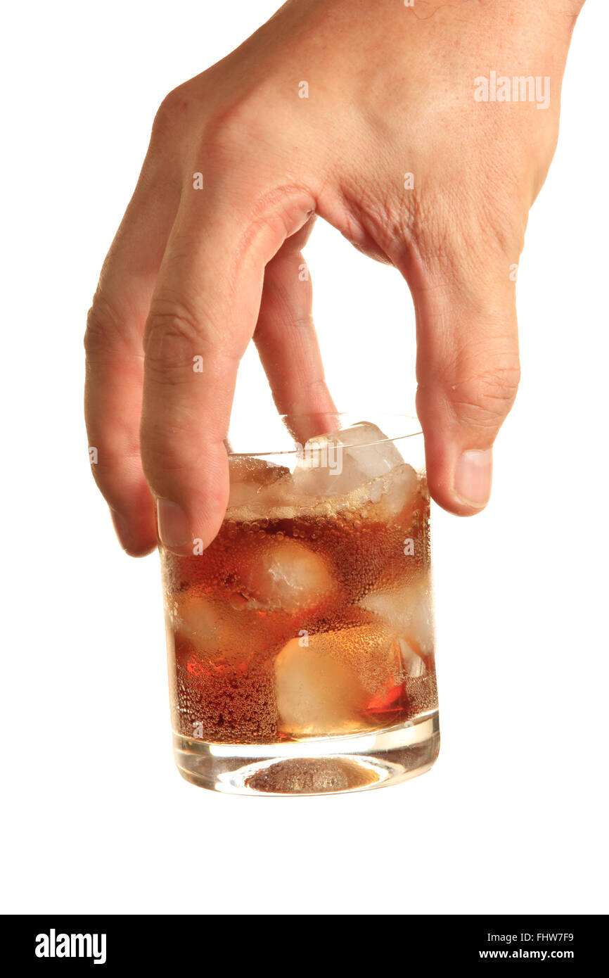 Bere con ghiaccio in mano Foto Stock