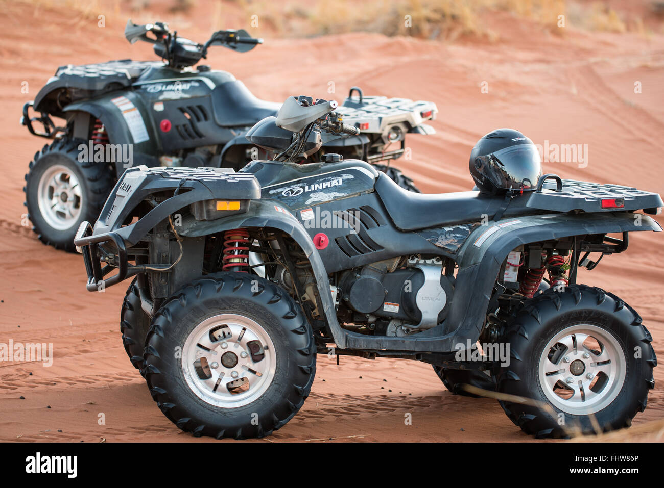 Due processori quad bikes fermo su una duna di sabbia nel deserto del Namib Foto Stock