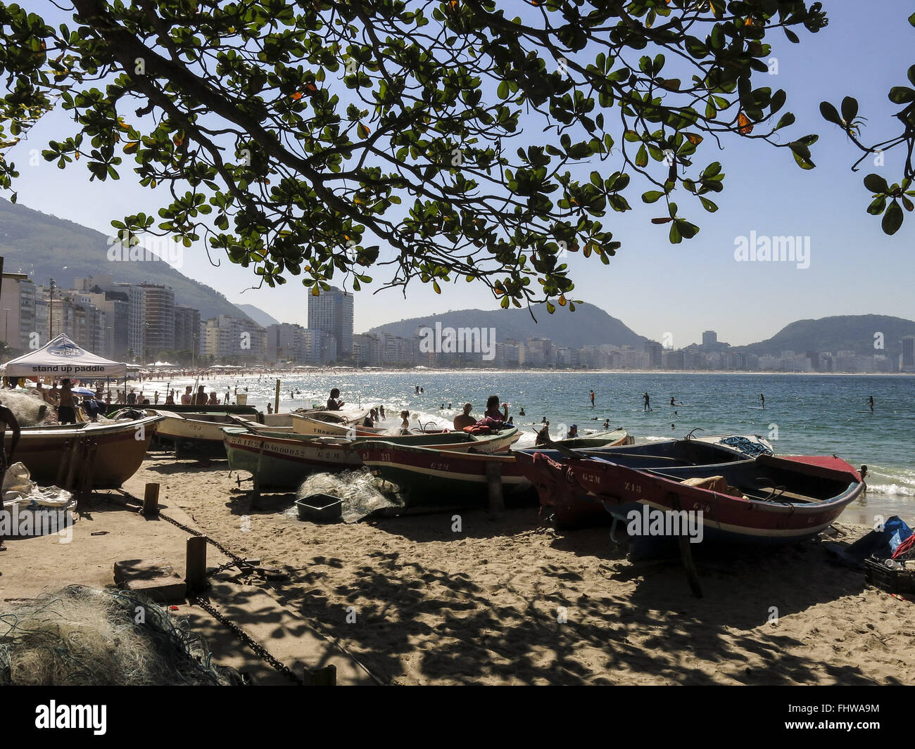 Di ormeggiate barche di pescatori sulla spiaggia Cobacabana Foto Stock