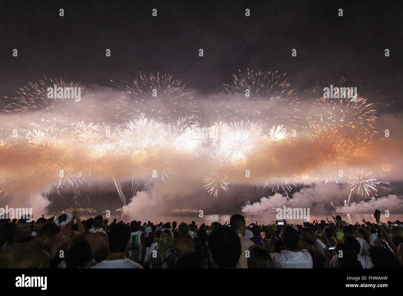 Fuochi d'artificio a una festa di Capodanno sulla spiaggia di Copacabana Foto Stock