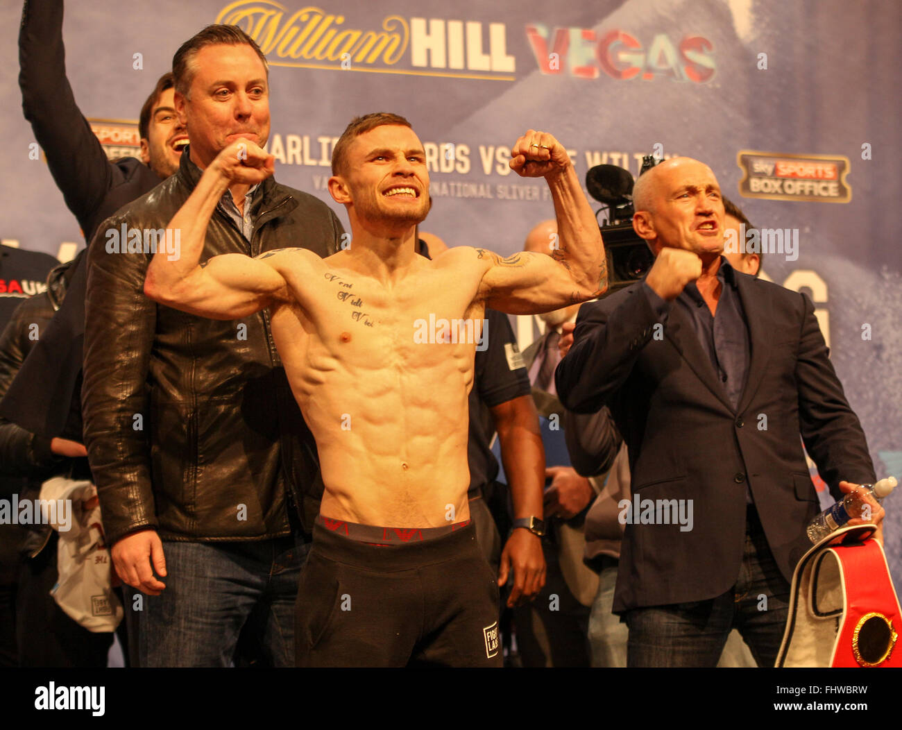 Arena di Manchester, Manchester, UK 26 Feb 2016. Scott Quigg v Carl Frampton pesare in avanti della IBF e WBA Super Peso gallo titolo mondiale lotta sabato 27 febbraio presso l'Arena di Manchester in diretta su Sky Sports Boxe foto di Carl Frampton presso la pesatura con promotore Barry McGuigan (R) Credito: Stephen Gaunt/Alamy Live News Foto Stock