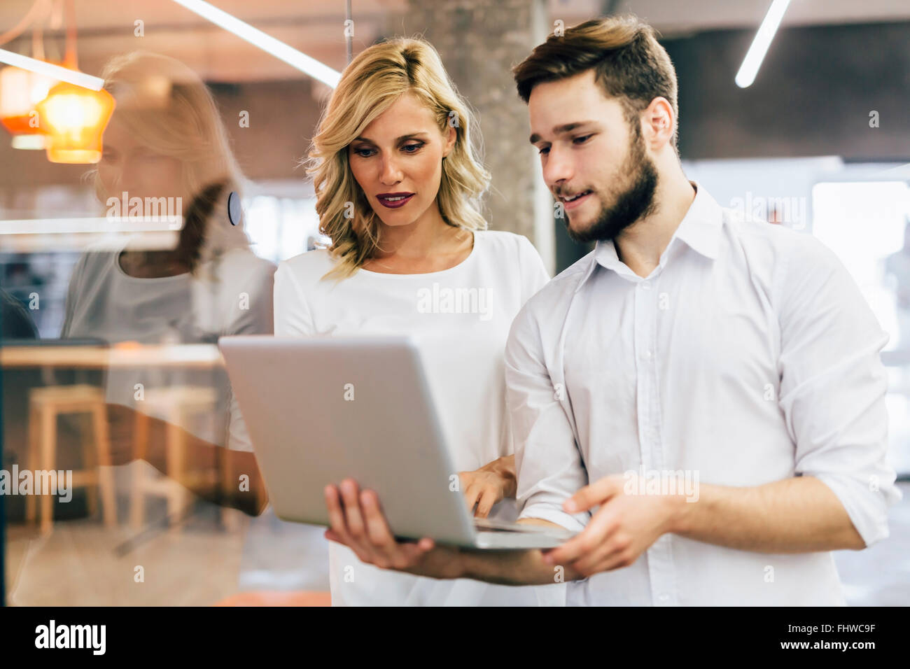 Business i colleghi per discutere di nuove idee e di brainstorming in un ufficio moderno Foto Stock