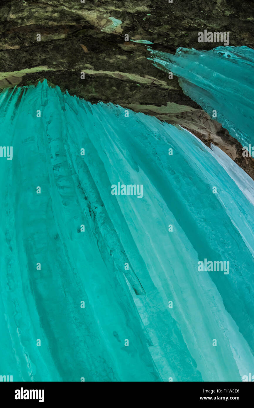 Il bel colore acquamarina di ghiaccio tende in Pictured Rocks National Lakeshore nella Penisola Superiore del Michigan, Stati Uniti d'America Foto Stock