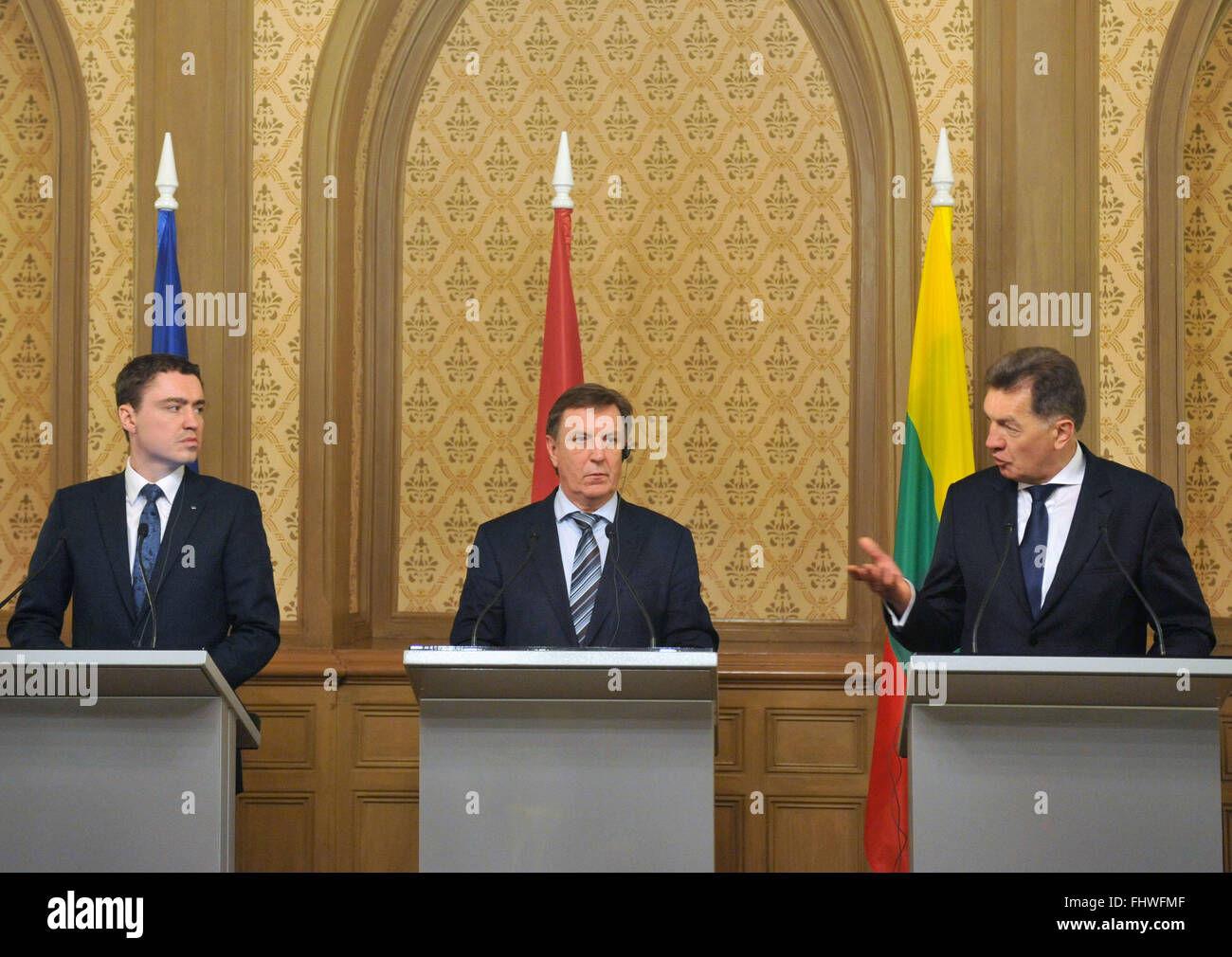 Riga, Lettonia. 26 Febbraio, 2016. Estone di Primo Ministro Taavi Roivas (L), Lettone Primo Ministro Maris Kucinskis (C) e il Primo ministro lituano, Algirdas Butkevicius partecipare ad una conferenza stampa dopo la loro riunione a Riga, Lettonia, nel febbraio 26, 2016. © Guo Qun/Xinhua/Alamy Live News Foto Stock