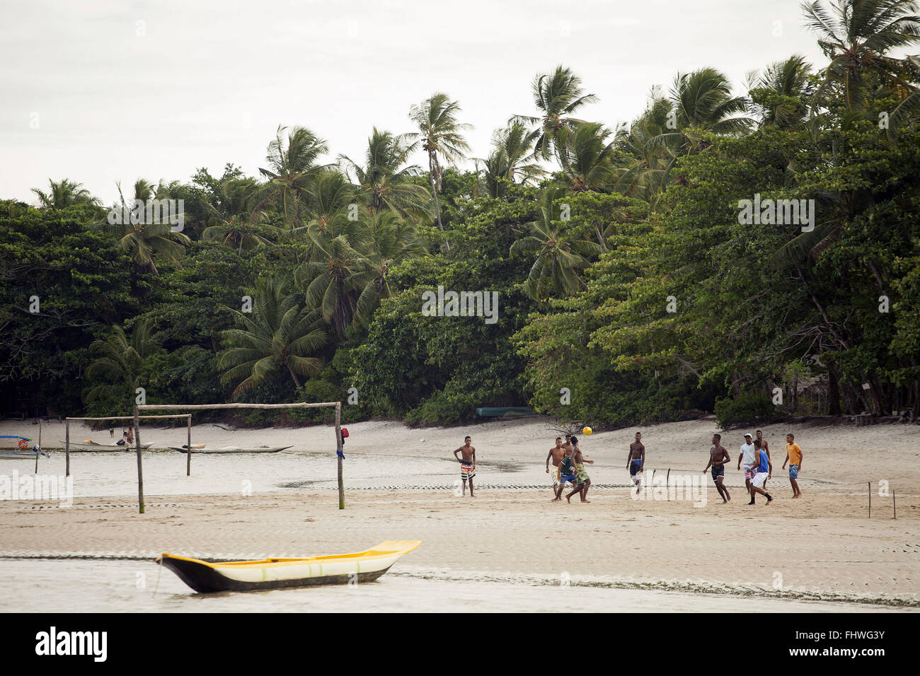 Caiçaras giocare a calcio in spiaggia Morere nel tardo pomeriggio - Boipeba - Arcipelago avevano Foto Stock