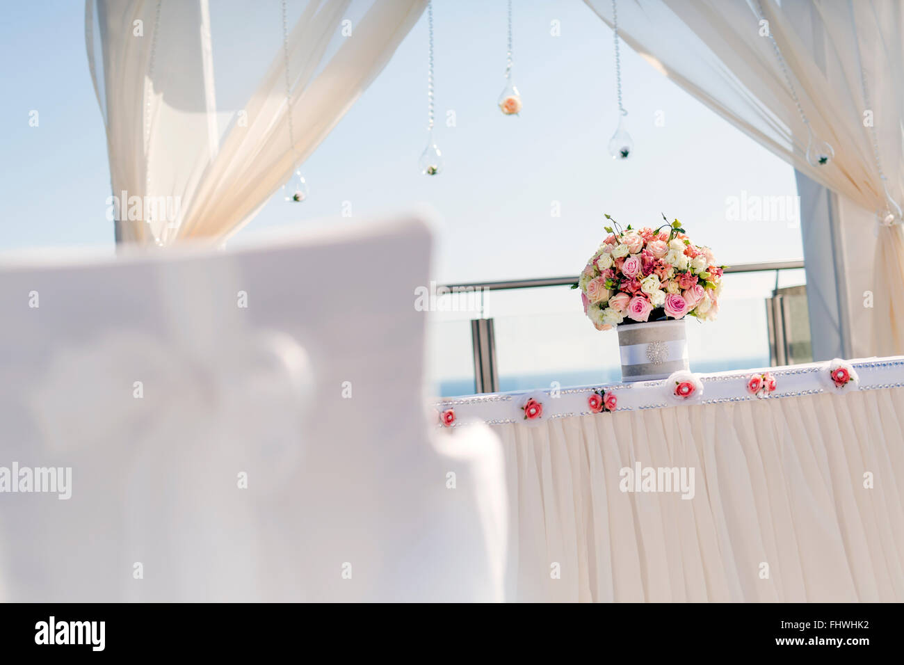 Bellissime decorazioni per matrimoni con rose e un lussuoso Impostazione tabella Foto Stock