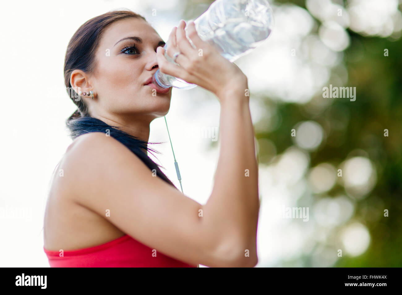 Donna attraente acqua potabile dopo l'esecuzione Foto Stock