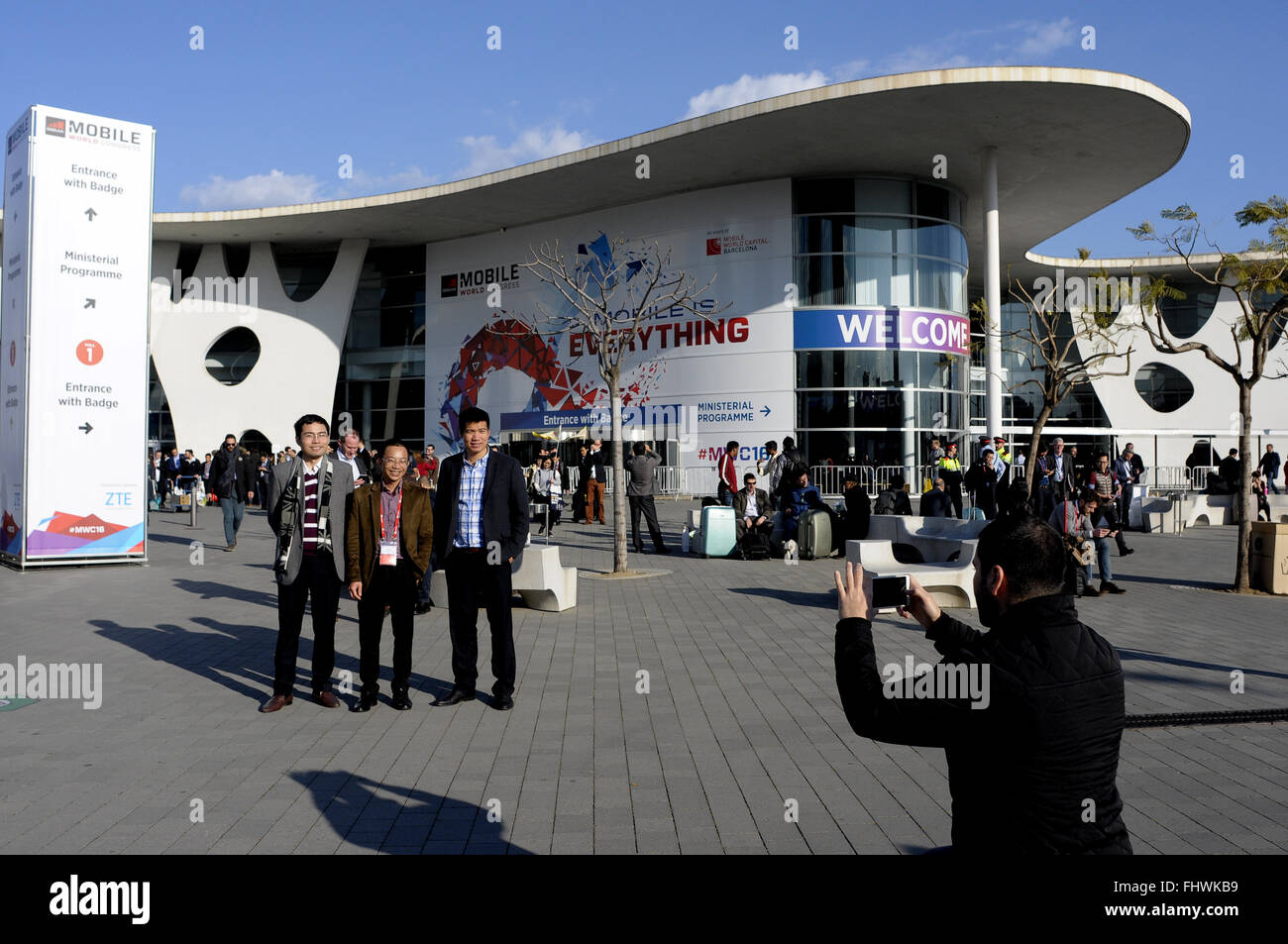 Visitatori fuori l'ingresso principale del Mobile World Congress 2016 a Fira Gran Via complesso in Hospitalet de Llobregat, Barcelona, Spagna. 25/02/16.Credito : Rosmi Duaso/Alamy Live News Foto Stock