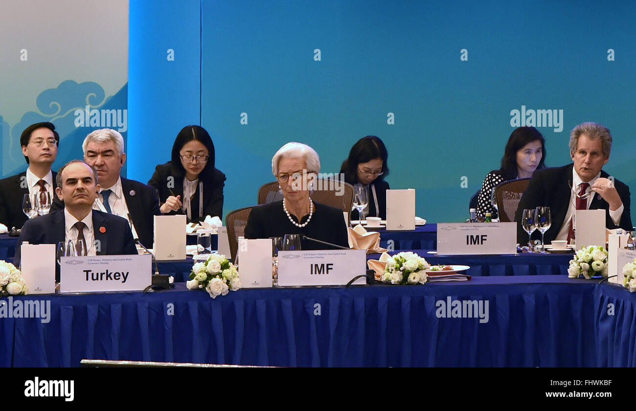 Shanghai, Cina. 26 Febbraio, 2016. Fondo monetario internazionale (FMI) Direttore Christine Lagarde (R) anteriore assiste alla cerimonia di apertura del G20 dei ministri delle Finanze e i governatori delle Banche Centrali riuniti a Shanghai in Cina orientale, febbraio 26, 2016. © Li Xin/Xinhua/Alamy Live News Foto Stock