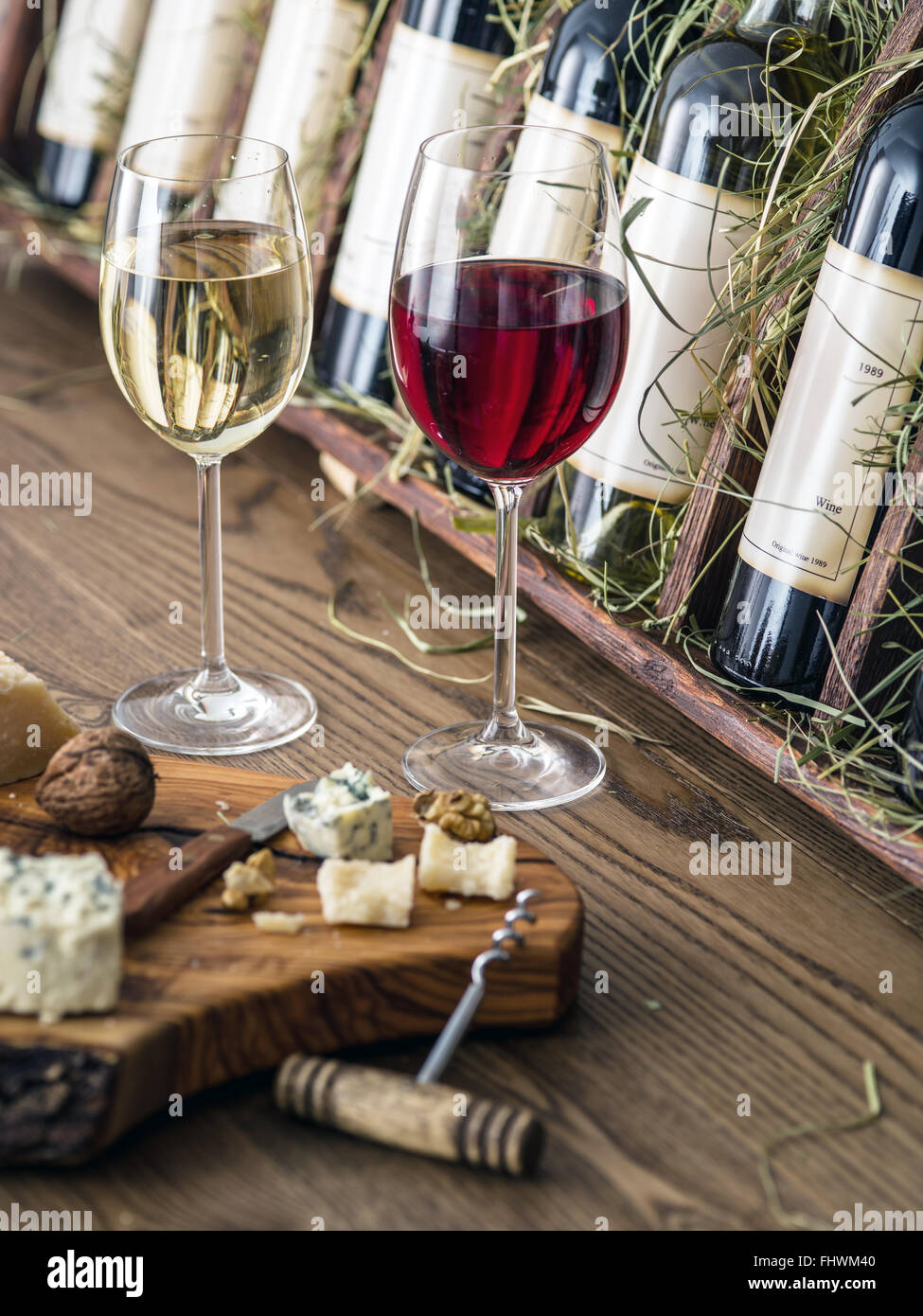 Bicchieri di vino e formaggio piastra. Analisi del vino. Foto Stock