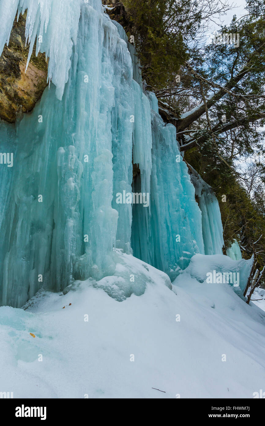 Le tende la formazione del ghiaccio, utilizzato da ghiaccio scalatori in Pictured Rocks National Lakeshore, Penisola Superiore, Michigan, Stati Uniti d'America Foto Stock