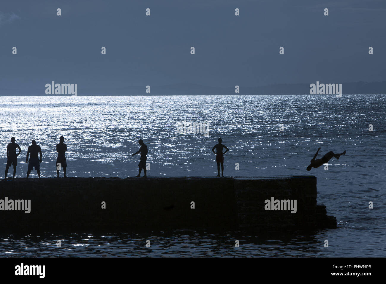 Teens giocando sulla porta Bar in spiaggia Foto Stock