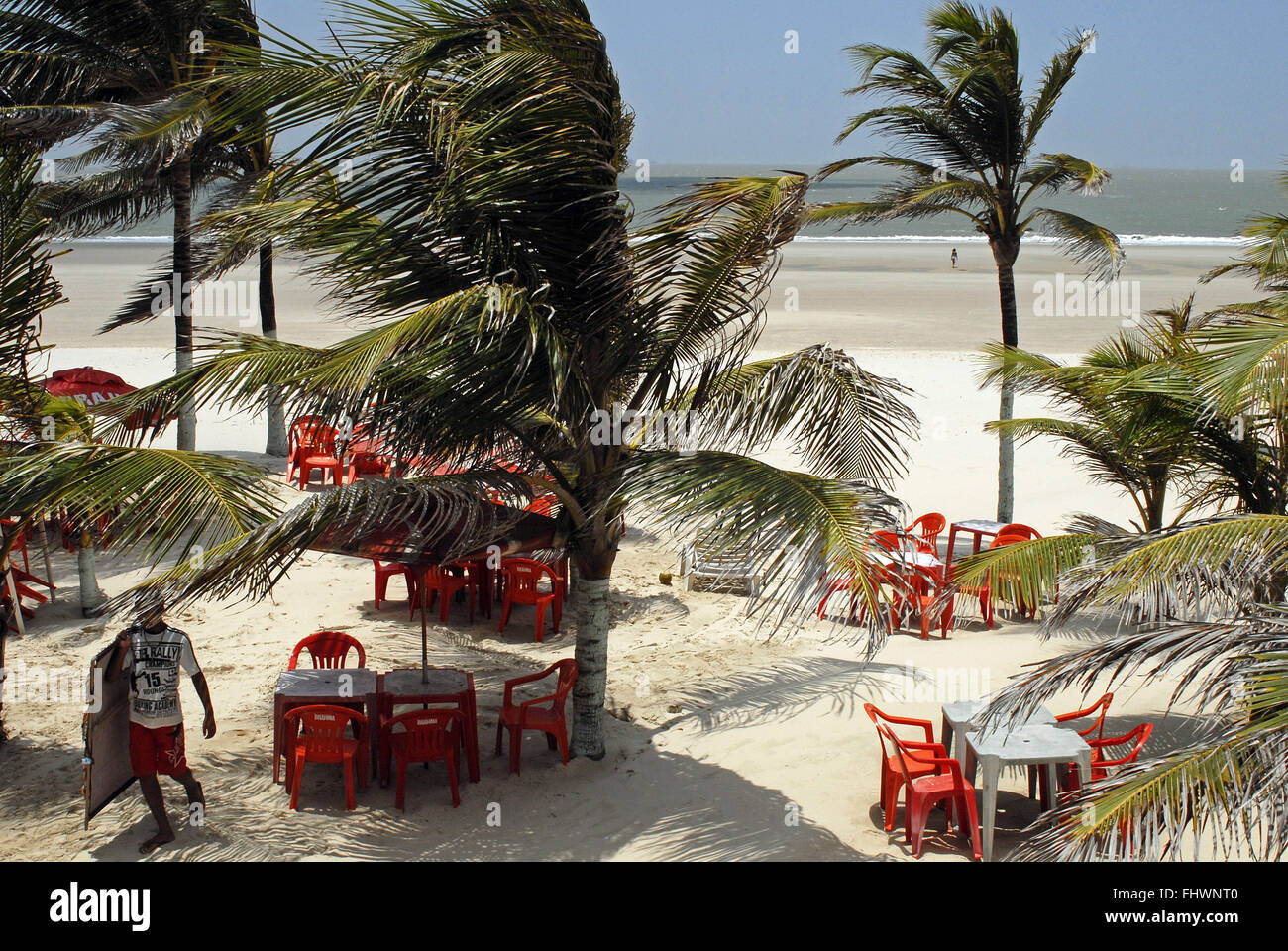 Sulla spiaggia di ciottoli della città di Sao Luis Foto Stock