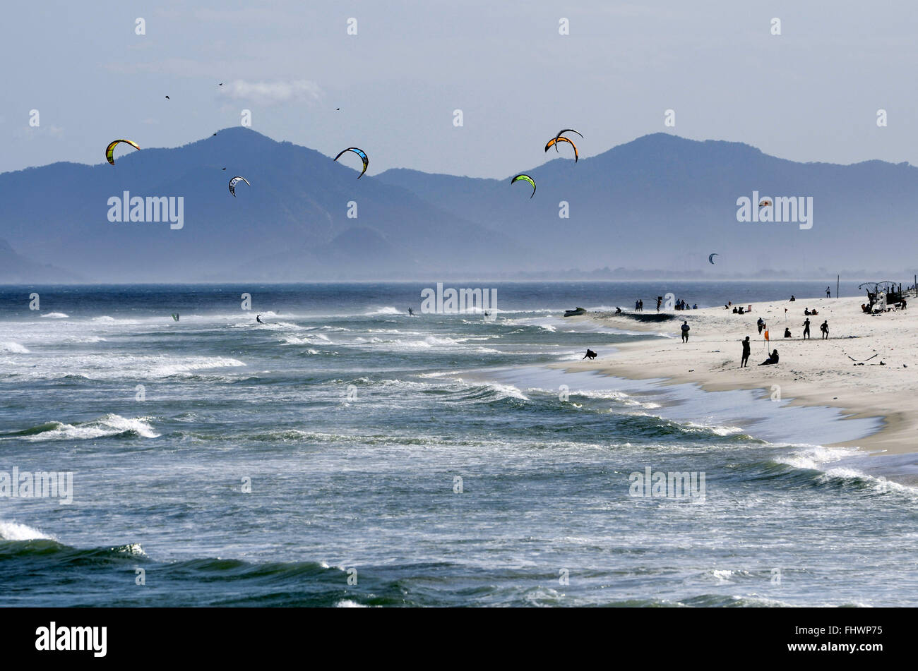 Nuotatori e surfisti sulla spiaggia Pepe - Barra da Tijuca neighborhood - West Foto Stock
