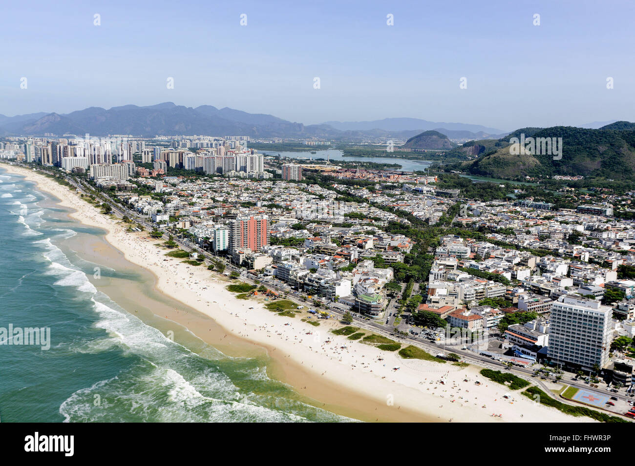 Vista aerea della Barra da Tijuca con Sernambetiba Avenue - ufficialmente Avenue Lucio Costa Foto Stock