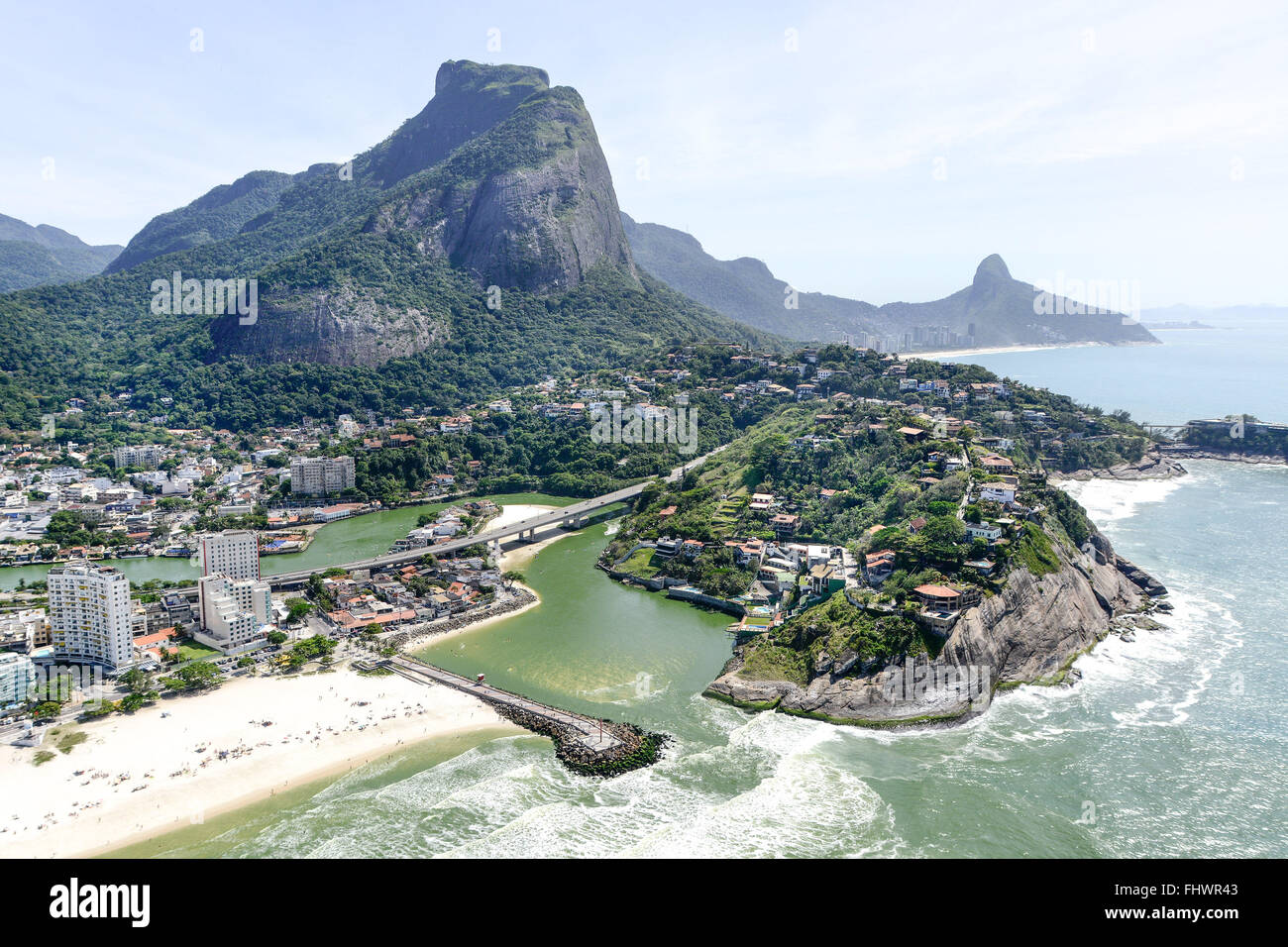 Vista aerea della spiaggia e della Barra da Tijuca Avenue Pepe con frangiflutti e pier Bar Foto Stock