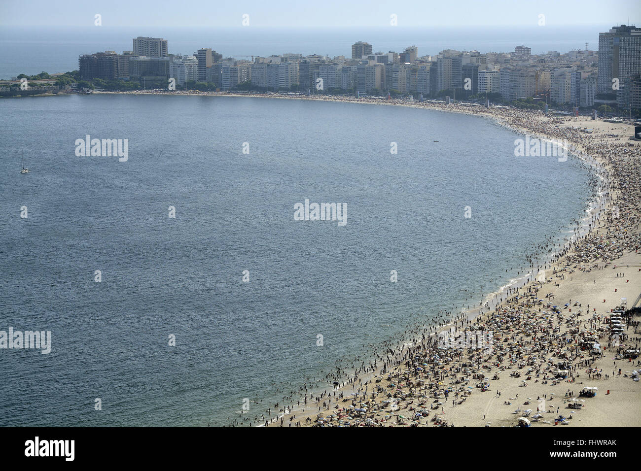 Vista dall'alto di bagnanti sulla spiaggia di Copacabana, lato sud Foto Stock