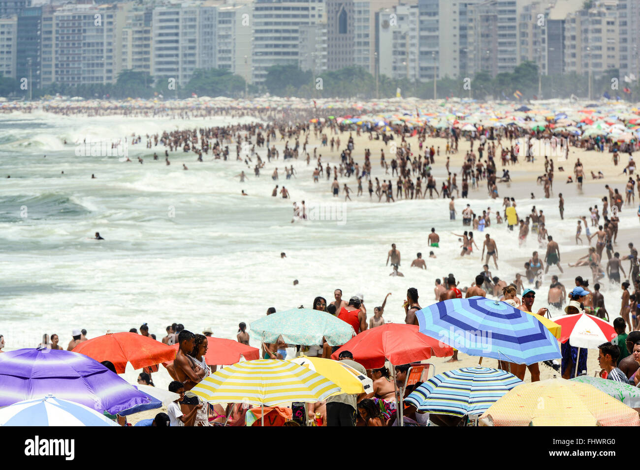 Spiaggia di Copacabana affollate di lucertole da mare sulla soleggiata Domenica - lato sud Foto Stock