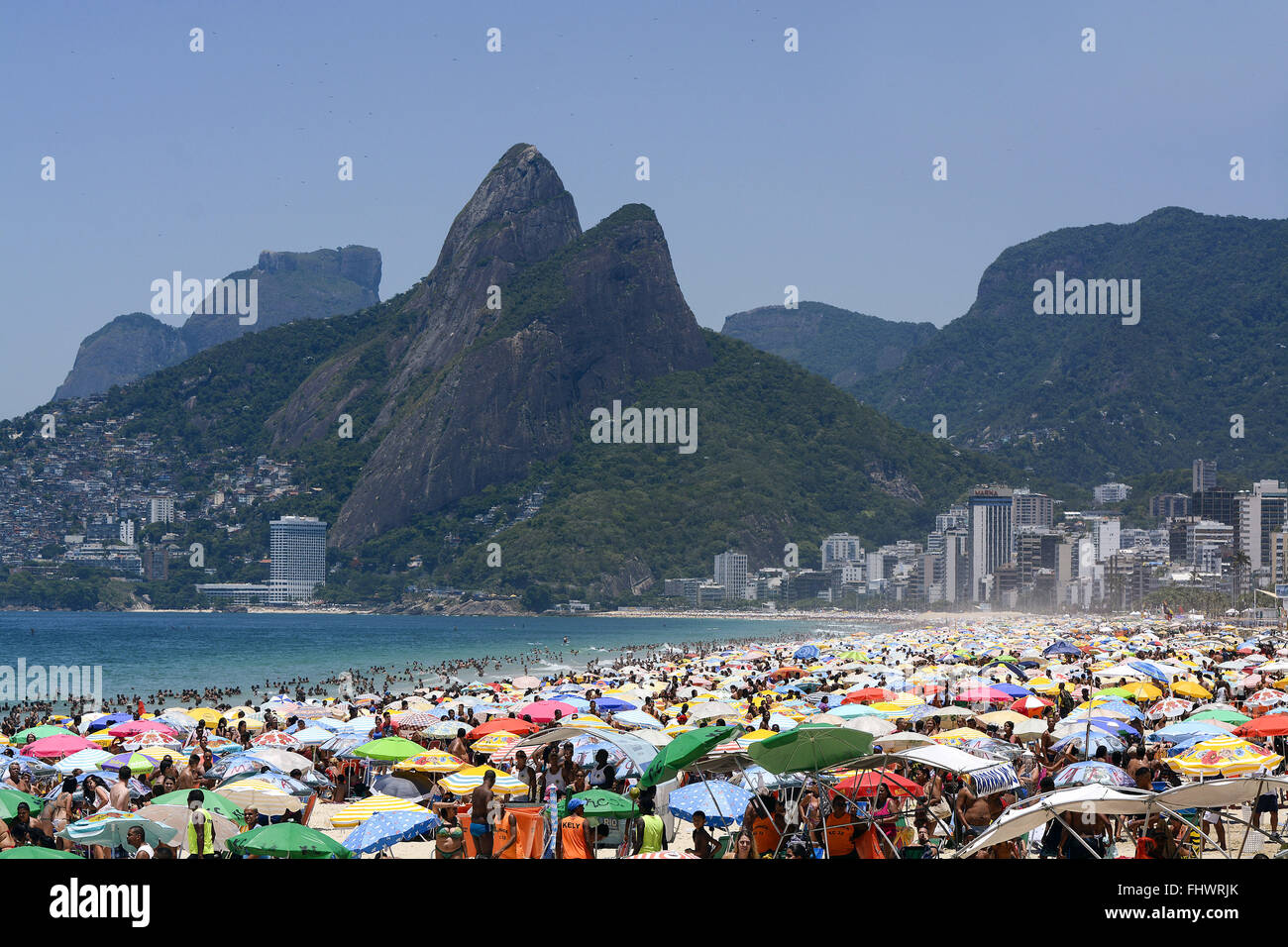 Ipanema beach sulla spiaggia di Leblon sfondo con Gávea Rock Hill fratelli e con Favela Vidig Foto Stock