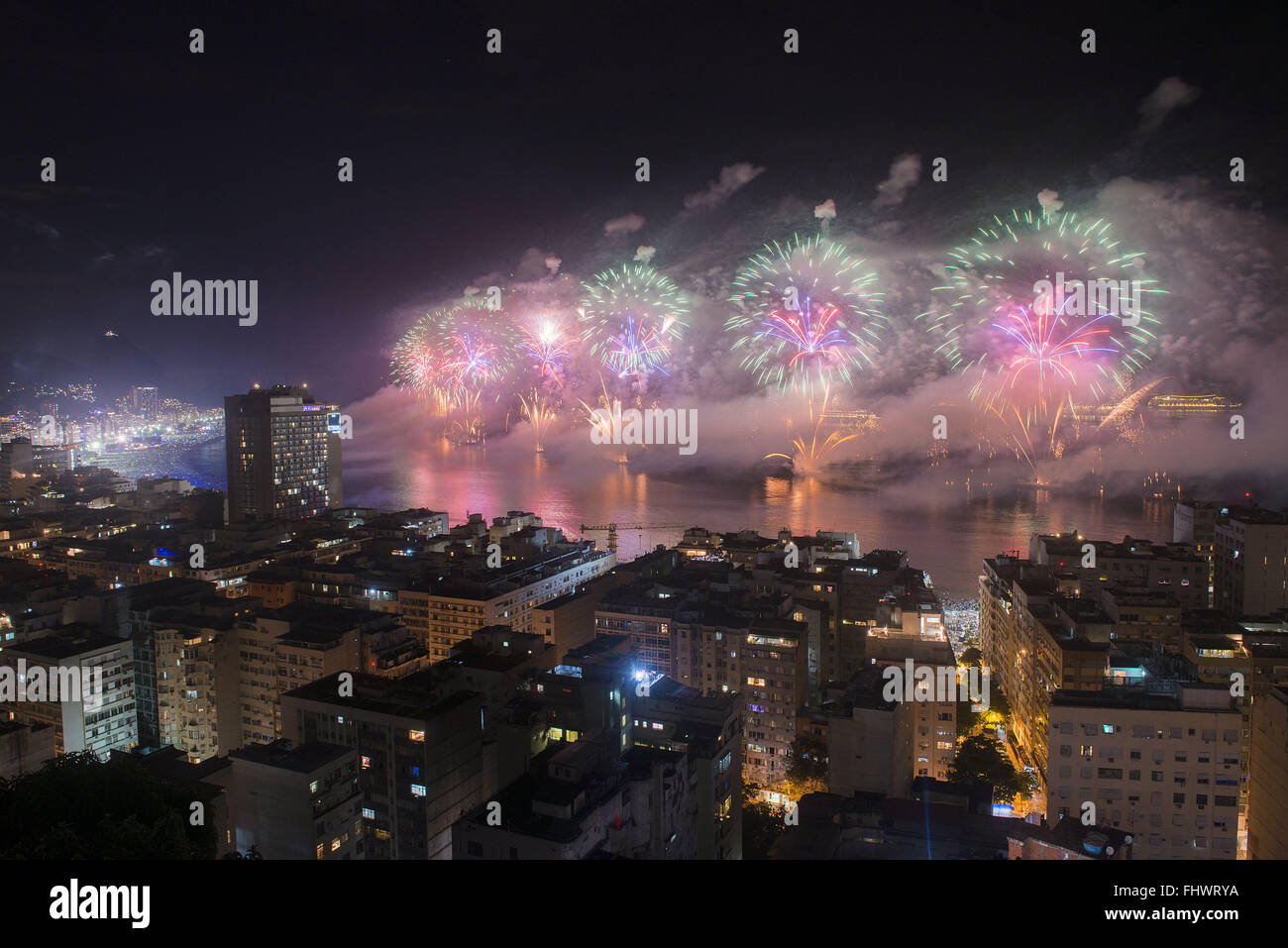 Fuochi d'artificio a una festa di Capodanno sulla spiaggia di Copacabana Foto Stock