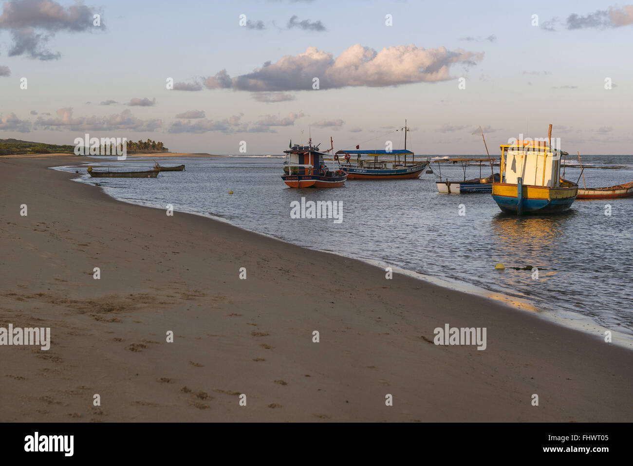 Barche da pesca in spiaggia Subaúma nel tardo pomeriggio Foto Stock