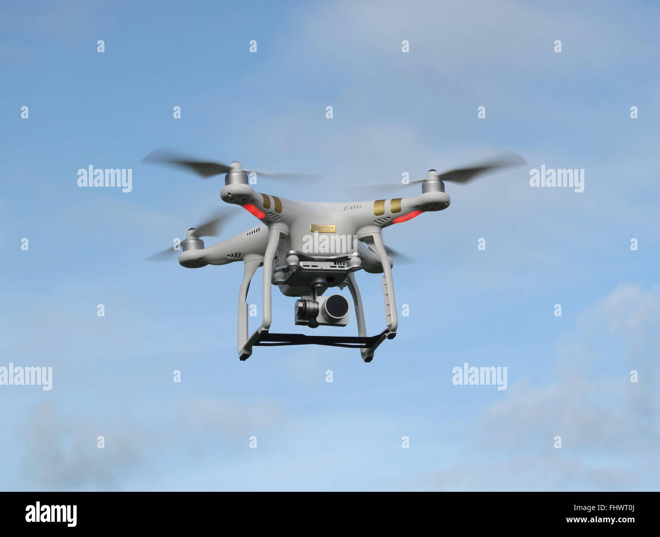 DJI Phantom 3 Professional Drone battenti contro lo sfondo del cielo Foto Stock