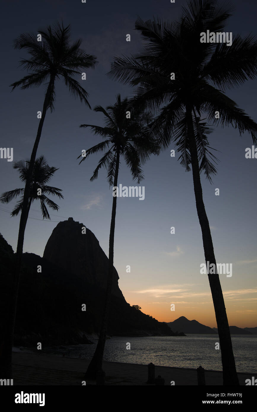 Nel tardo pomeriggio sulla spiaggia rossa - Morro do Pao de Acucar al fondo Foto Stock