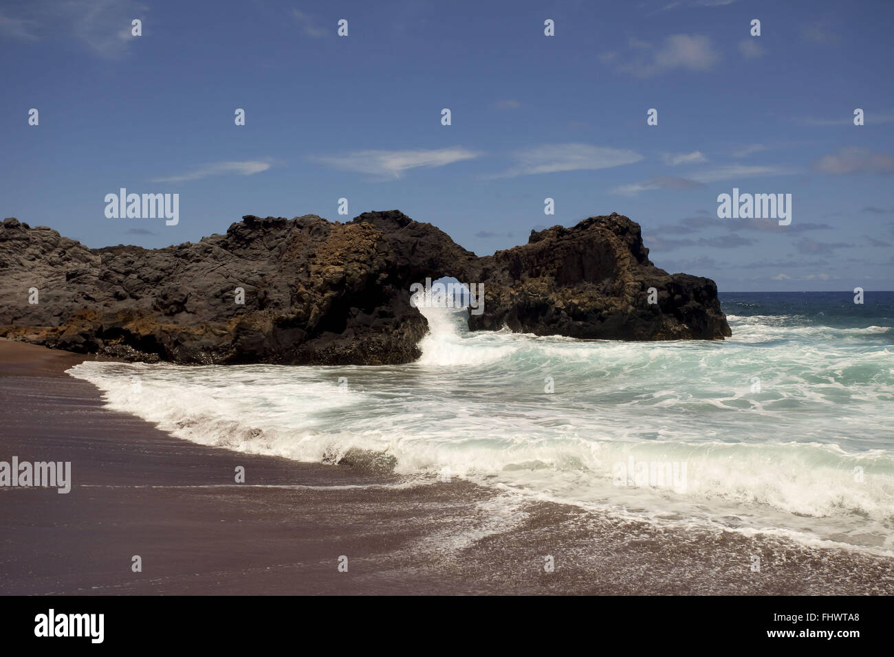 La roccia vulcanica trafitto dalla forza dell'acqua sull'isola di Trinidad nell'Oceano Atlantico Foto Stock