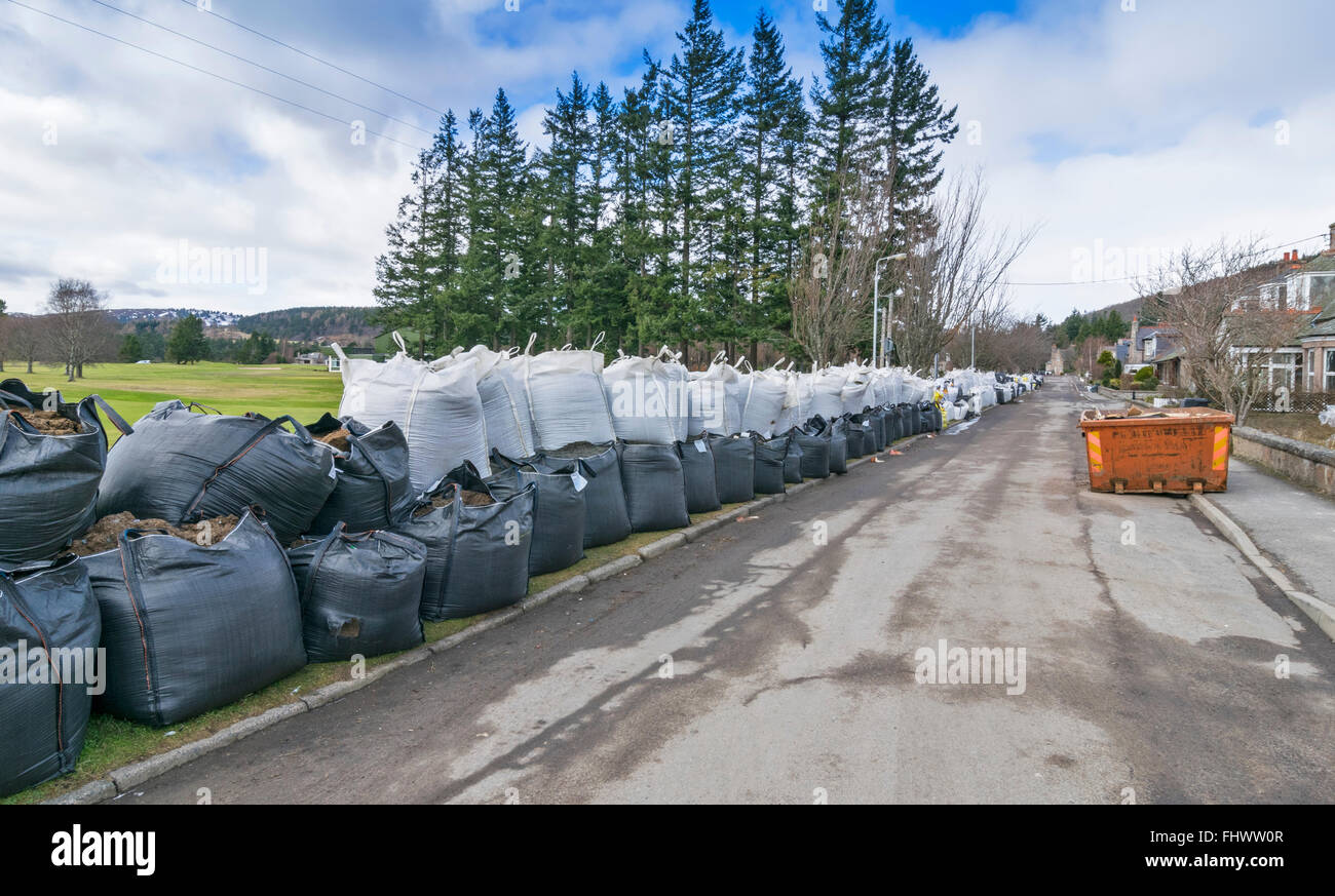 BALLATER ABERDEENSHIRE fiume Dee dei danni provocati dalle inondazioni ROAD ACCANTO AL CAMPO DA GOLF foderato con grande riempito di sabbia sacchi Foto Stock