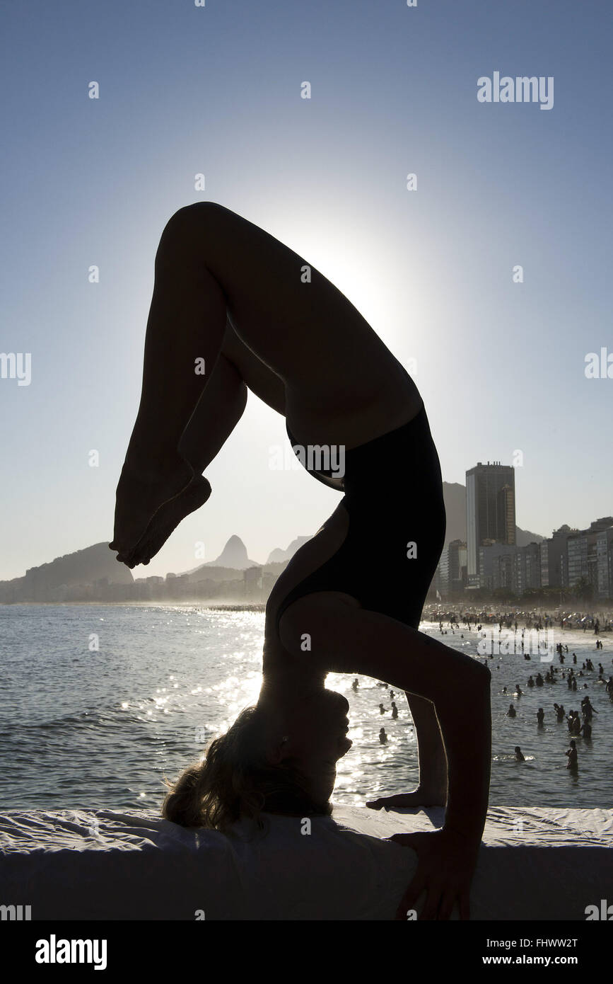La donna può yoga in posa in Leme Beach - SUD Foto Stock