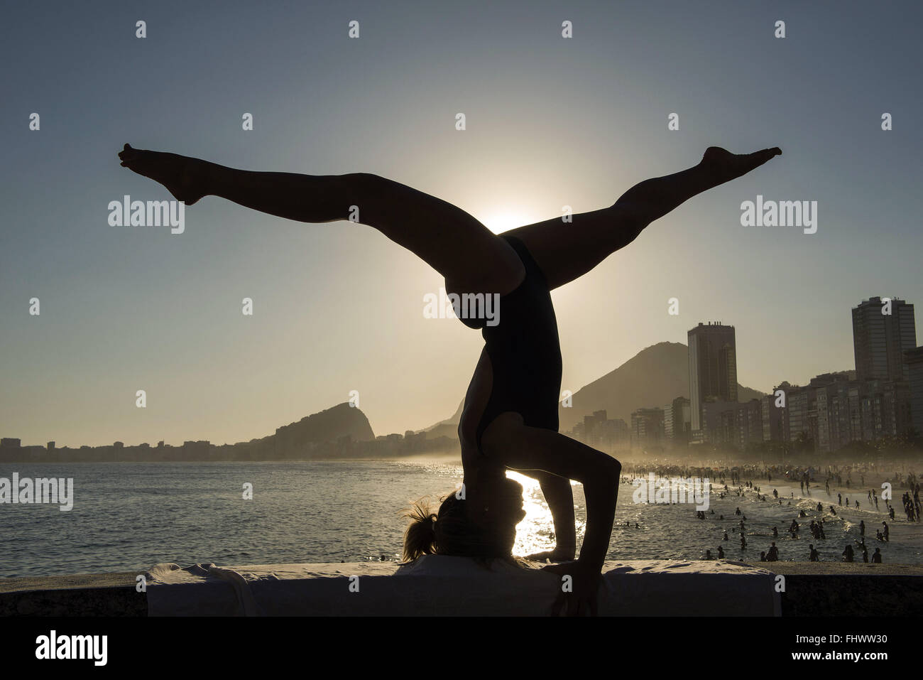 La donna può yoga in posa in Leme Beach - SUD Foto Stock