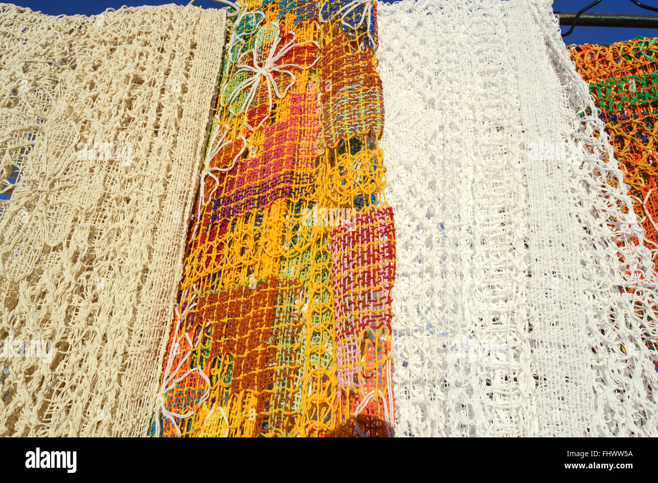 Dettaglio del merletto tovaglie venduti sulla fiera artigianale sul bordo della spiaggia di Iracema Foto Stock